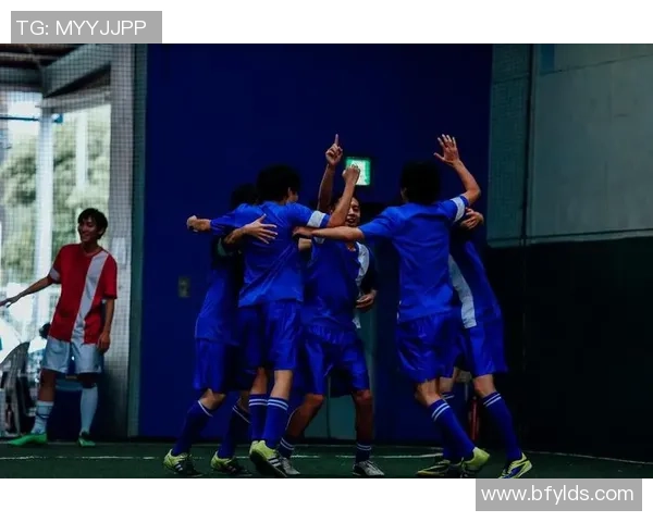 夕阳下的绿茵场与青春的追逐足球梦