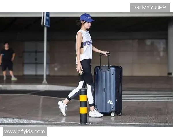 秋季时尚新选择足球秋衣女让你在运动与休闲中尽显魅力与活力